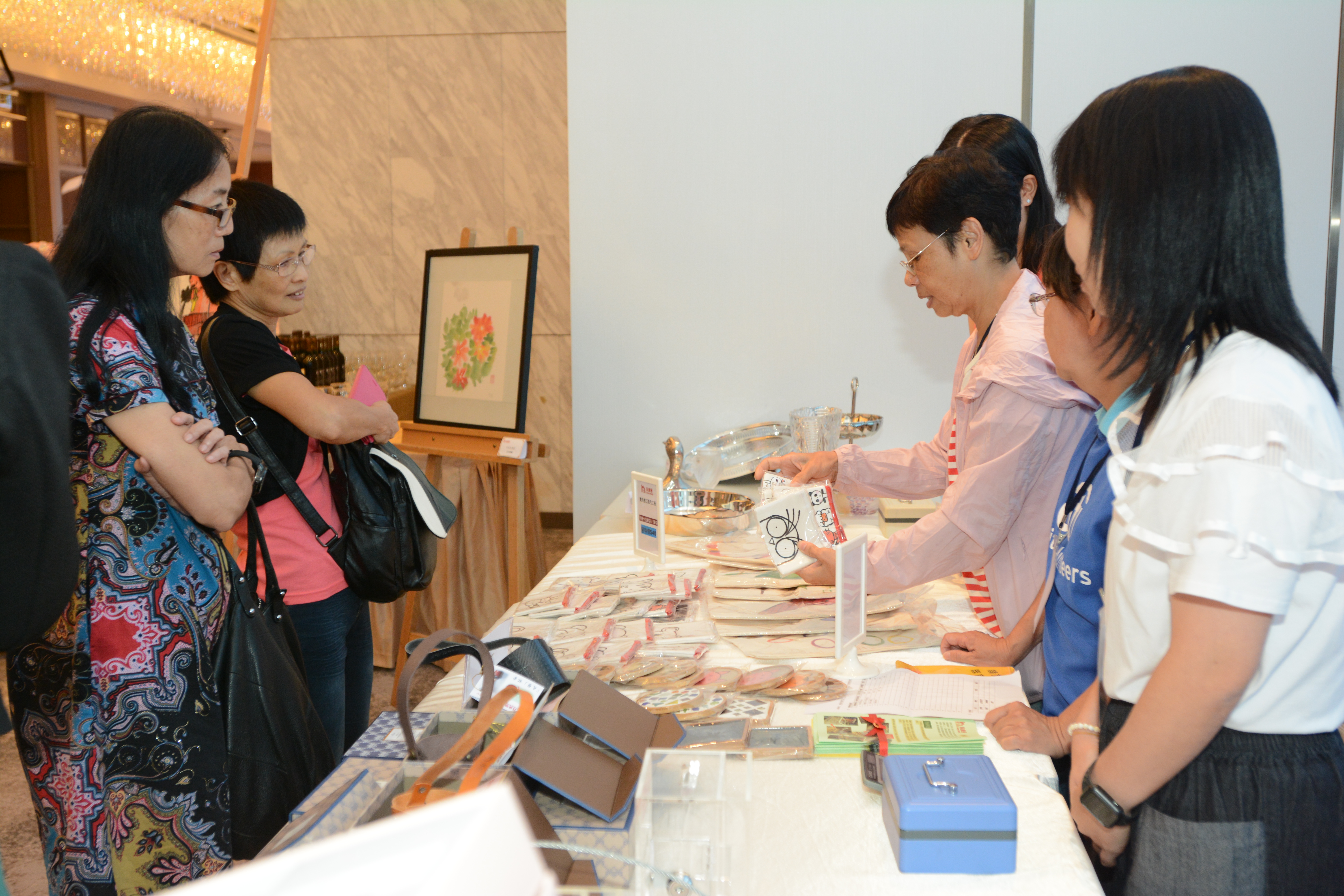 鼓勵各位嘉賓支持慈善晚宴,支持本會職業康復及發展服務 鼓勵各位嘉賓支持慈善晚宴,支持本會職業康復及發展服務